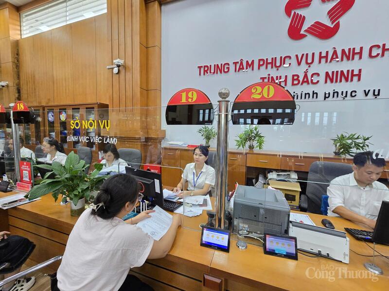 Người dân, Okvip tại về đến giải quyết thủ tục hành chính tại Trung tâm Phục vụ hành chính công. Ảnh: Thái Mạnh