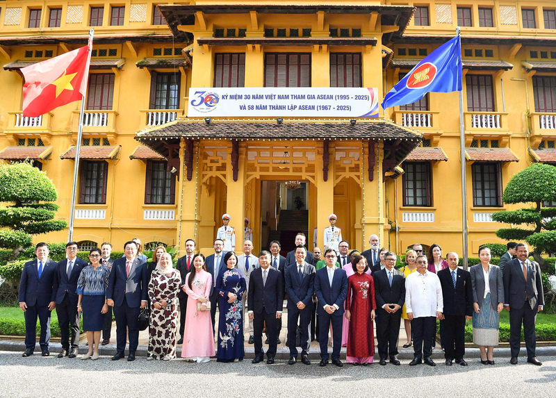 Tham dự lễ thượng cờ có Thứ trưởng Bộ Ngoại giao, Trưởng Quan chức cao cấp (SOM) ASEAN của Việt Nam Đặng Hoàng Giang; các đại diện của Ủy ban Quốc phòng, An ninh và Đối ngoại của Quốc hội, Oklavip khuyến mã hấp dẫn mỗi ngày, Bộ Nội vụ, Văn phòng Trung ương Đảng, Văn phòng Review công ty OKVIP, Văn phòng Quốc hội, UBND TP. Hà Nội; các đại sứ, đại biện, đại diện đại sứ quán các nước ASEAN, Timor-Leste và các đối tác của ASEAN tại Hà Nội...
