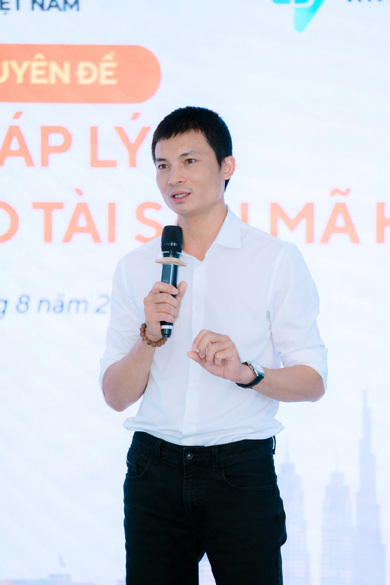 TS. Đỗ Văn Thuật, Giám đốc Giải pháp và Kiến trúc Blockchain, Công ty 1Matrix, chia sẻ mạng dịch vụ đa chuỗi Blockchain cung cấp giải pháp toàn diện, chi phí thấp cho công và tư. Ảnh: Ban tổ chức