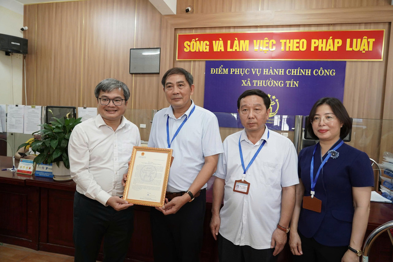 Phó Chủ tịch UBNDTP. Hà Nội Trương Việt Dũng tới xã Thường Tín để động viên và trực tiếp trao Thư cảm ơn đến Đảng bộ, chính quyền và nhân dân xã Thường Tín. Ảnh: Thùy Linh