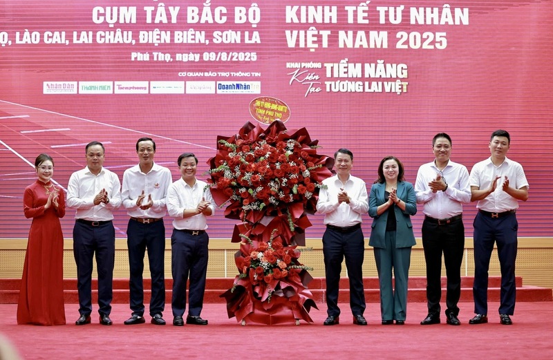 Phó Chủ tịch UBND tỉnh Phú Thọ Nguyễn Khắc Hiếu tặng hoa cho Hội doanh nhân trẻ Phú Thọ. Ảnh: CTV