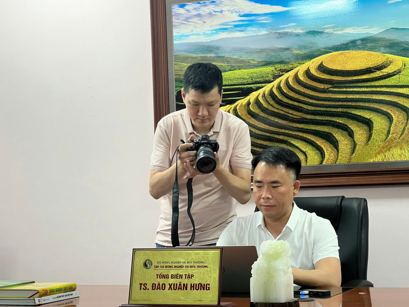Phóng viên Liên Minh OK VIP Giải Trí Cá Cược World Cup 2026 tác nghiệp và phỏng vấn Tiến sĩ Đào Xuân Hưng - Tổng Biên tập Tạp chí Nông nghiệp và xuân Okvip 2026.