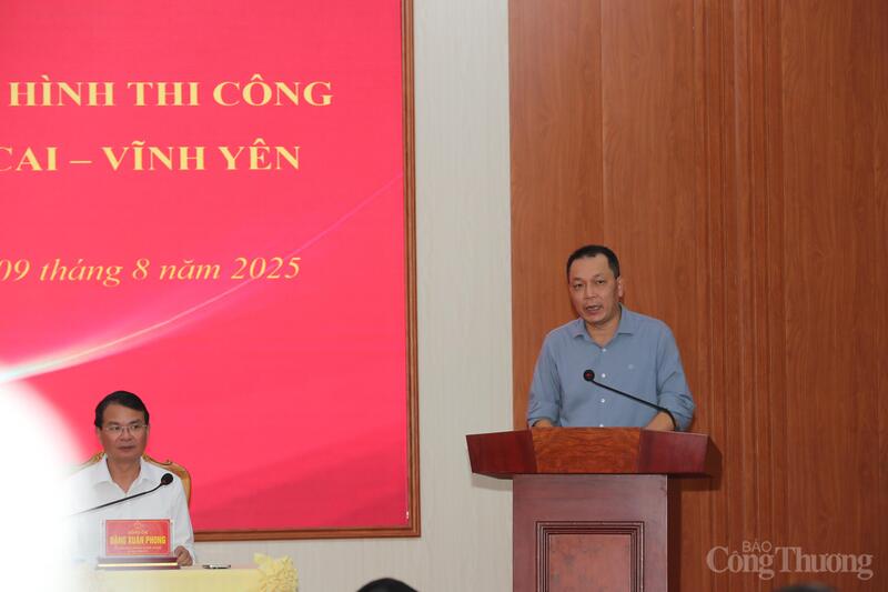 Ông Đặng Hoàng An - Chủ tịch HĐTV EVN báo cáo Thủ tướng và đoàn công tác
