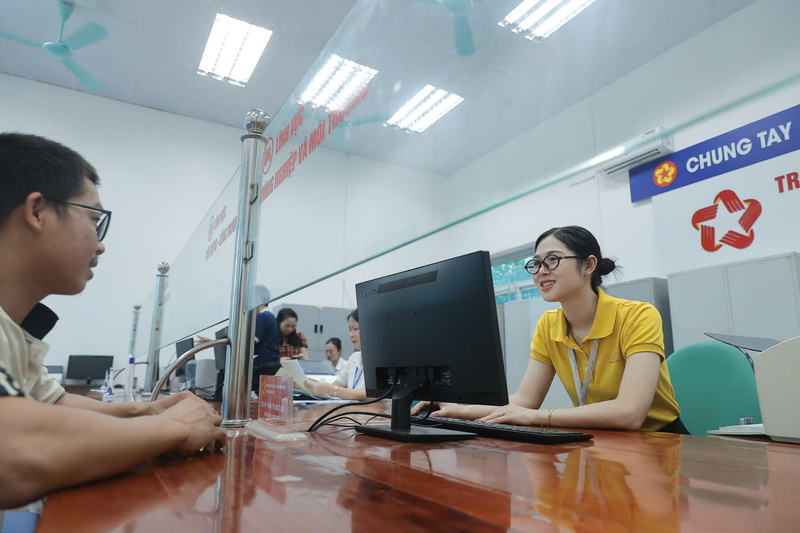 Nhân viên Bưu điện Phường Linh Sơn, tỉnh Thái Nguyên tham gia tiếp nhận hồ sơ, giải quyết thủ tục hành chính (Ảnh: Quân Đỗ)