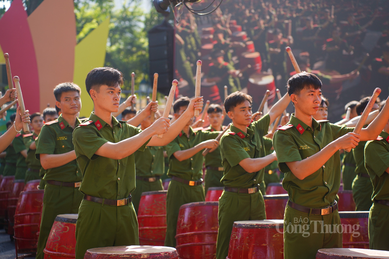 Màn trống hội của Học viện Cảnh sát nhân dân được bạn bè quốc tế đánh giá cao