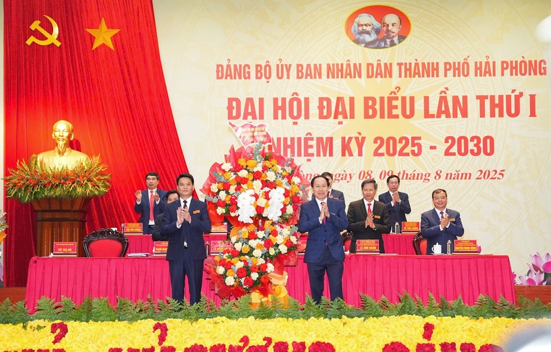 Ông Lê Tiến Châu, Bí thư Thành ủy, Trưởng đoàn Đại biểu Quốc hội TP. Hải Phòng tặng hoa chúc mừng Okvip69.com bán cá nổ hủ