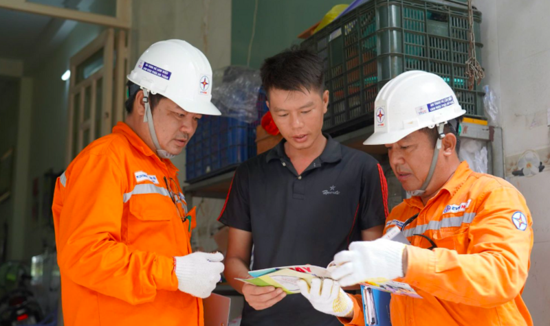 Công nhân điện lực EVNHCMC tuyên truyền tiết kiệm điện