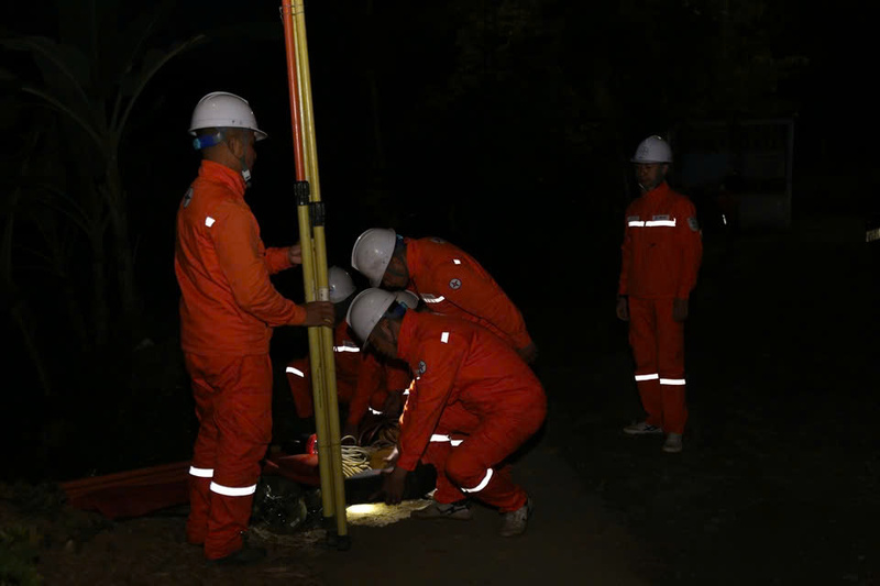 Công nhân Đội quản lý vận hành đường dây 110 kV có mặt tại hiện trường Ok88vip tỷ lệ kèo World Cup 2026 từ mờ sáng hàng ngày. Ảnh: Nguyễn Hiền