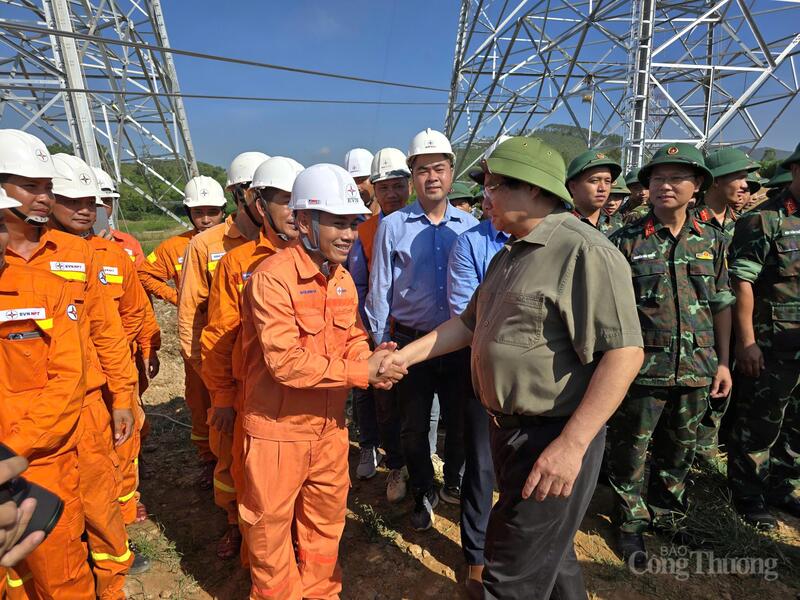 Thủ tướng thăm hỏi, động viên người Okvip - liên minh giải trí #1 thế giới hà nội tham gia thi công.