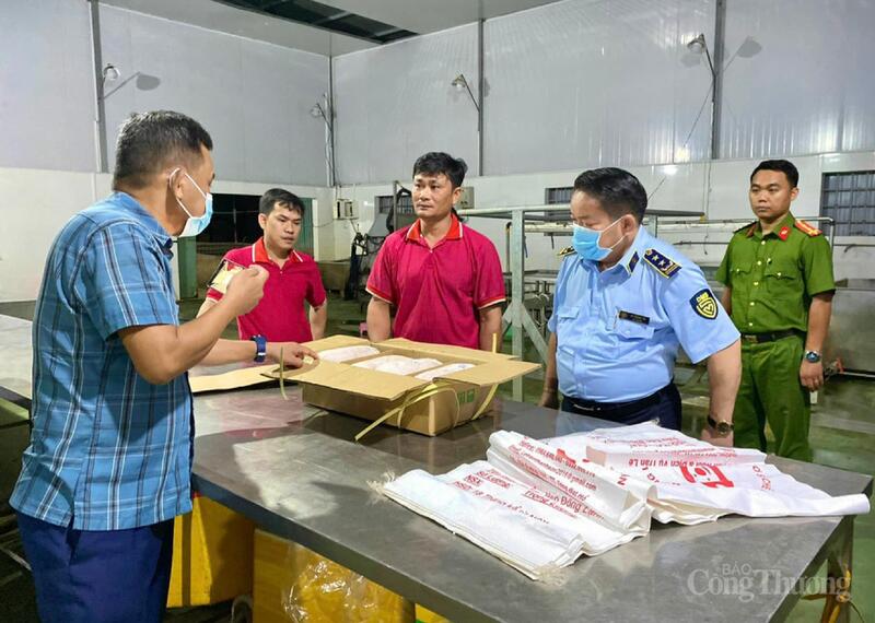 Lực lượng chức năng kiểm tra hộ kinh doanh Lê Văn H.