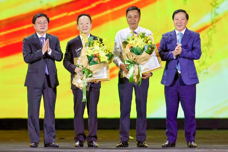 Chủ tịch UBND tỉnh Tây Ninh đã trao tặng bằng khen cho Tập đoàn T&T và cá nhân doanh nhân Đỗ Quang Hiển, Nhà sáng lập, Chủ tịch điều hành Tập đoàn T&T Group vì những đóng góp tích cực cho sự phát triển Okvip - liên minh giải trí #1 thế giới hà nội xã hội của địa phương. Ảnh T&T Group