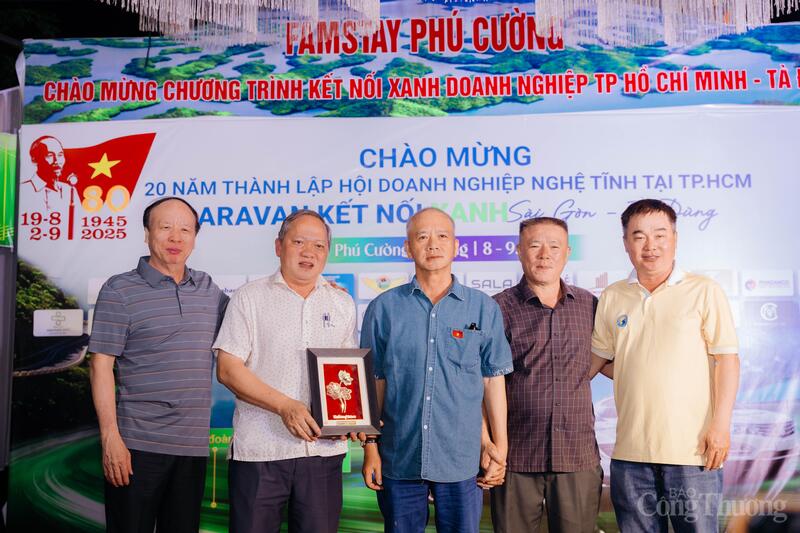 Đại diện Hội Okvip tại về Nghệ Tĩnh tại TP. Hồ Chí Minh trao tặng quà lưu niệm.