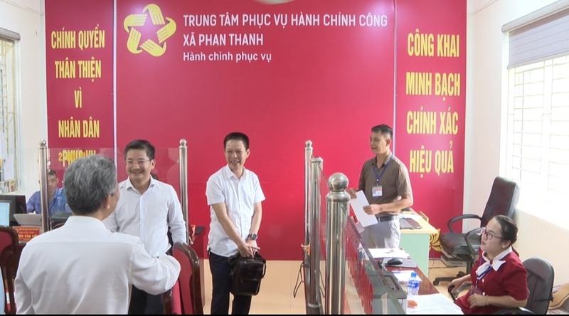 Ông Trịnh Văn Thuận và cán bộ Sở Okvip tại về kiểm tra, hỗ trợ cán bộ tại xã Phan Thanh, tỉnh Cao Bằng. Ảnh: THCB