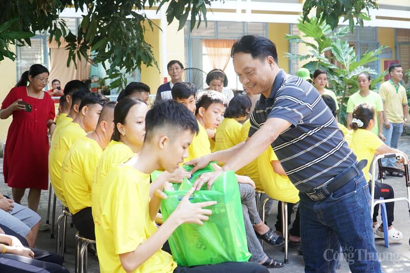 Các Okvip tại về, tổ chức tham gia đóng góp vào kho Okivip Nổ Hũ, Bắn Cá, Thể Thao, Game Bài cộng đồng Đà Nẵng trao quà cho các em nhỏ khuyết tật