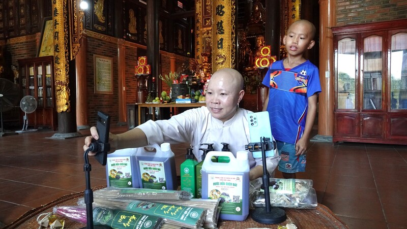Các trẻ mồ côi tò mò khi xem sư thầy Thích Đàm Quang livestream bán hàng online