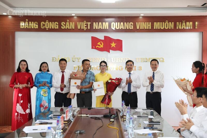 Ông Phạm Đức Ấn, Chủ tịch UBND tỉnh Quảng Ninh trao giấy chứng nhận đầu tư cho 2 dự án được đầu tư tại phường Móng Cái 3
