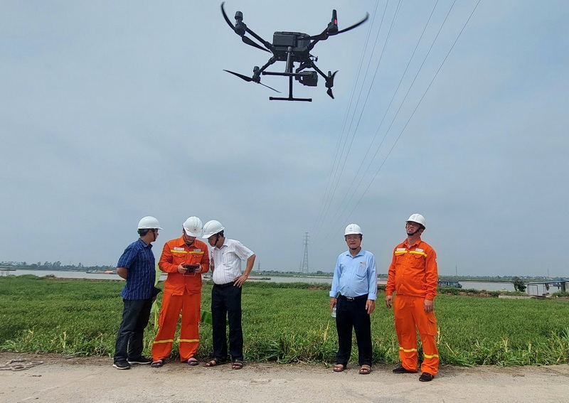 Tập huấn ứng dụng bay flycam trong kiểm tra đường dây. Ảnh: Mạnh Hùng