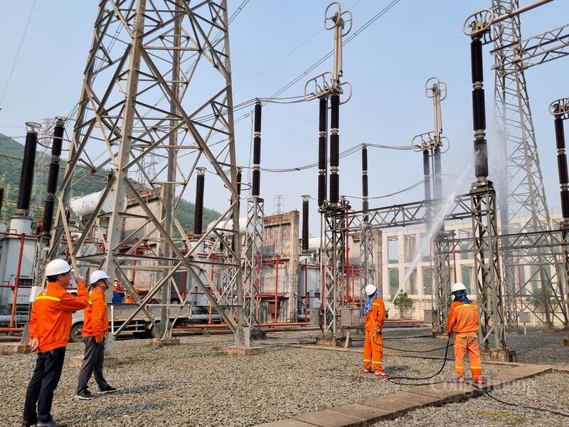 Ứng dụng công nghệ rửa sứ hotline tại TBA 500kV Vũng Áng