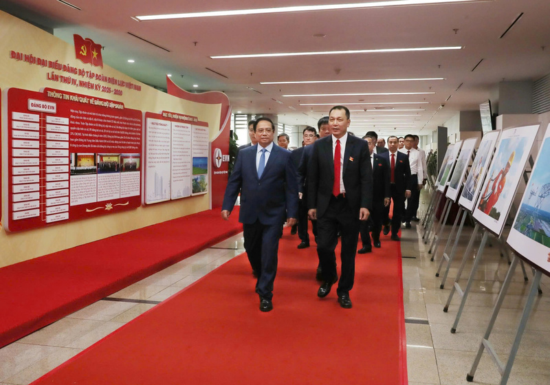 Thủ tướng Phạm Minh Chính cùng các đại biểu lãnh đạo Tập đoàn Điện lực Việt Nam