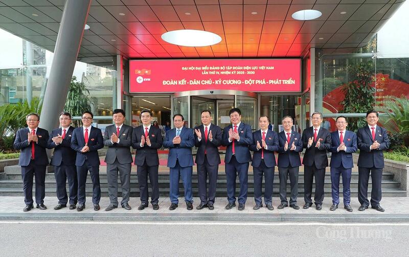 Thủ tướng Phạm Minh Chính chụp ảnh lưu niệm với cán bộ, lãnh đạo EVN