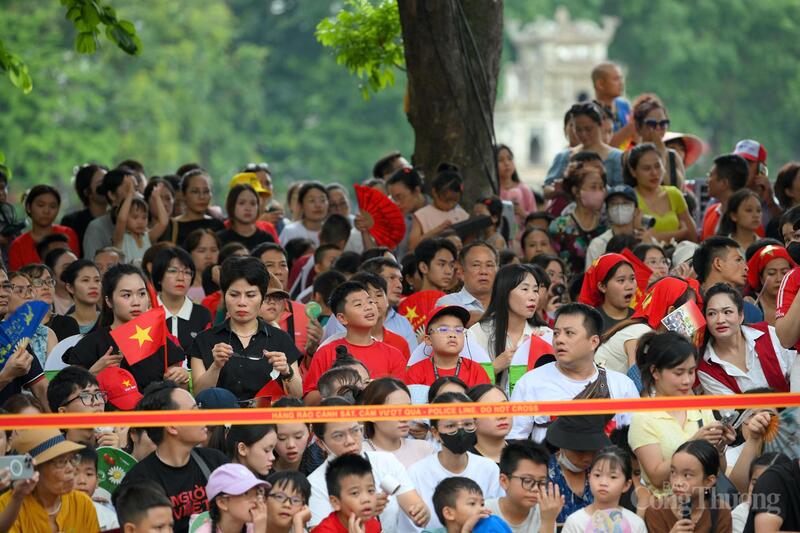 Đông đảo khán giả có mặt từ rất sớm với mong muốn được chiêm ngưỡng những màn diễu binh, diễu hành của các chiến sĩ Công an nhân dân. Ảnh: Nam Nguyễn