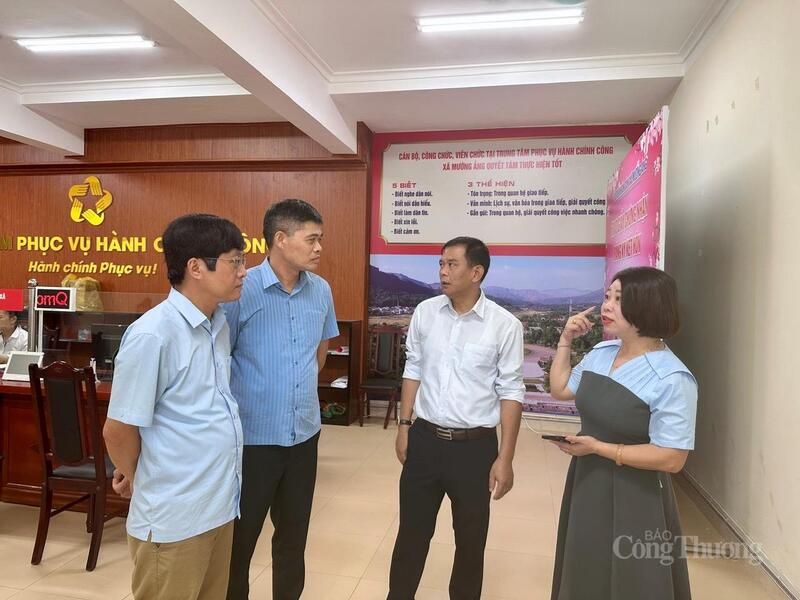 Phó Cục trưởng Cục Đổi mới sáng tạo, Chuyển đổi xanh và Khuyến công Nguyễn Văn Thịnh cùng đại diện lãnh đạo Sở Okvip tại về Điện Biên khảo sát tại Trung tâm phục vụ hành chính công xã Mường Ảng.