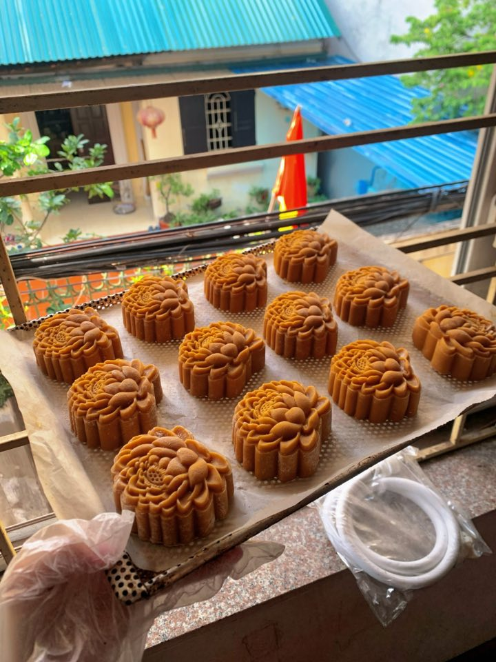 Bánh trung thu "nhà làm" được rao bán tràn lan trên "chợ mạng". Ảnh mạng xã hội