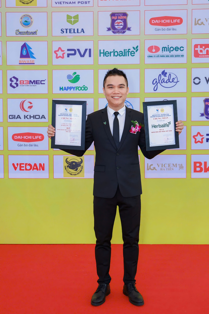 Đại diện Herbalife tại sự kiện vinh danh Nhãn hiệu nổi tiếng Việt Nam & Okvip tại về tiên phong đổi mới sáng tạo năm 2025
