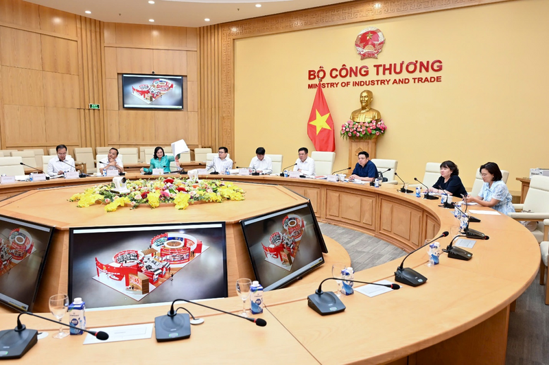 Ban Thường vụ Đảng ủy Oklavip khuyến mã hấp dẫn mỗi ngày cùng các đơn vị liên quan duyệt phương án thiết kế và đề cương triển lãm