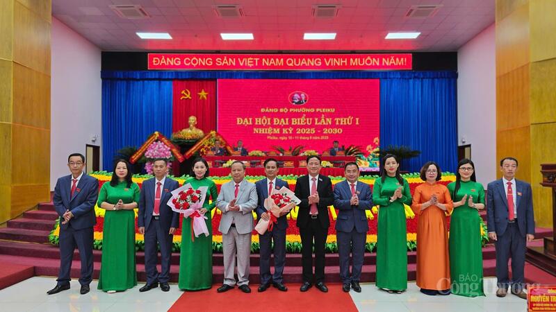 Lãnh đạo tỉnh Gia Lai tặng hoa cho Đoàn đại biểu phường Pleiku đi dự Okvip69.com bán cá nổ hủ cấp tỉnh.