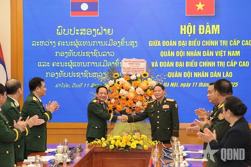 Hội đàm giữa Đại tướng Trịnh Văn Quyết và Trung tướng Vongsone Inpanphim. Ảnh: QĐND