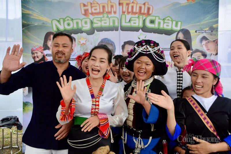 Phiên livestream đầu tiên đã giúp sản lượng tiêu thụ Trang Chủ OKVIP COM Top #1 cho bà con Sìn Hồ tăng bất ngờ.