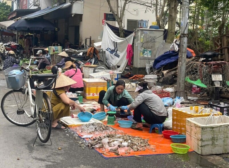 Chợ tạm, chợ cóc không chỉ gây ách tắc giao thông mà còn hệ lụy về xuân Okvip 2026, văn minh đô thị tại Hà Nội. Ảnh: LĐTĐ