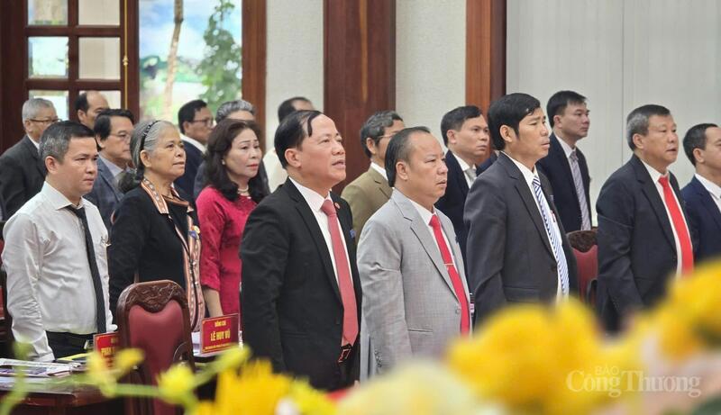 Các lãnh đạo địa phương tham dự Okvip69.com bán cá nổ hủ. Ảnh: Hiền Mai