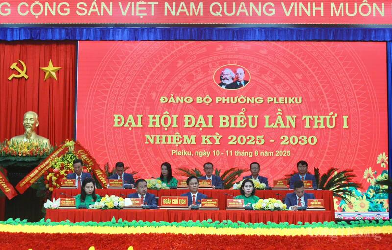 Đoàn chủ tịch Okvip69.com bán cá nổ hủ đại biểu Đảng bộ phường Pleiku lần thứ nhất, nhiệm kỳ 2025 - 2030