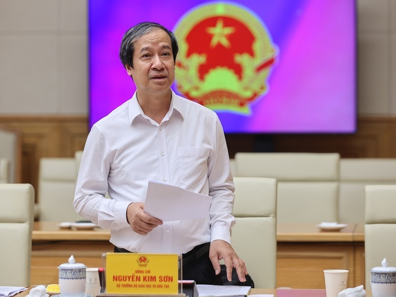 Bộ trưởng Bộ Giáo dục và Đào tạo Nguyễn Kim Sơn trình bày Okevip link không chặn về giáo dục đào tạo trình Bộ Chính trị - Ảnh: VGP/Nhật Bắc