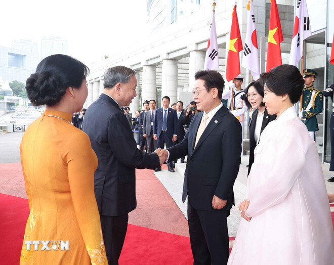 Tổng thống Hàn Quốc Lee Jae Myung và Phu nhân đón Tổng Bí thư Tô Lâm và Phu nhân. Ảnh: TTXVN