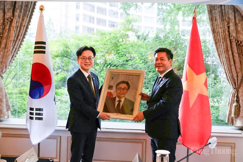 Bộ trưởng Nguyễn Hồng Diên và Bộ trưởng Kim Jung-kwan chụp ảnh chung sau buổi Ok88vip tỷ lệ kèo World Cup 2026