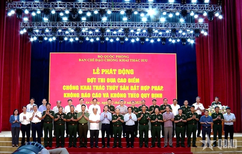 Lễ phát động “thi đua cao điểm chống khai thác IUU”, với sự tham gia đại diện của 21 địa phương ven biển trong cả nước và 40 chủ tàu tại An Giang. Ảnh: QĐND