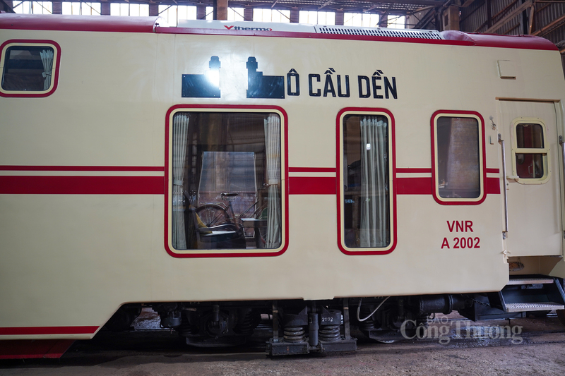 Bên ngoài các toa tàu được đặt tên theo các cửa ô của Hà Nội