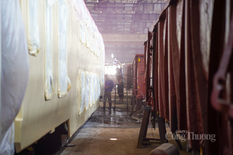 Công tác thi công các toa tàu "The Hanoi Train" đang được thực hiện rất khẩn trương