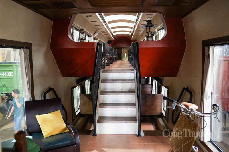 Toa tàu khách của "The Hanoi Train" có 2 tầng
