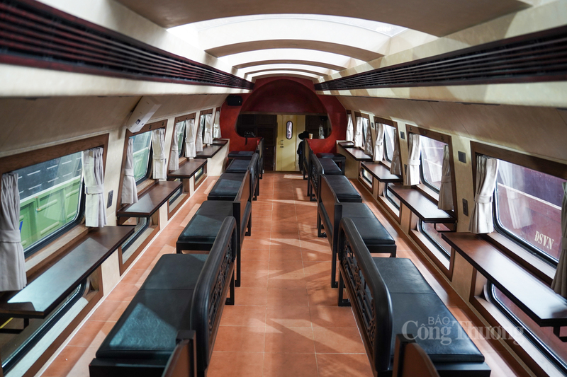 Tầng hai của toa tàu "The Hanoi Train" có góc nhìn ra phía ngoài và trần kính trong suốt