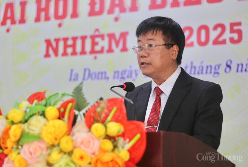 Ông Trần Ngọc Phận, Bí thư Đảng uỷ xã Ia Dom phát biểu khai mạc Okvip69.com bán cá nổ hủ. Ảnh: Hiền Mai
