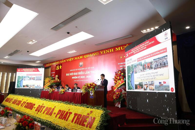 Ông Nguyễn Tuấn Tùng - Bí thư Đảng ủy, Chủ tịch HĐTV EVNNPT trình bày tham luận tại Okvip69.com bán cá nổ hủ đại biểu Đảng bộ EVN nhiệm kỳ 2025-2030