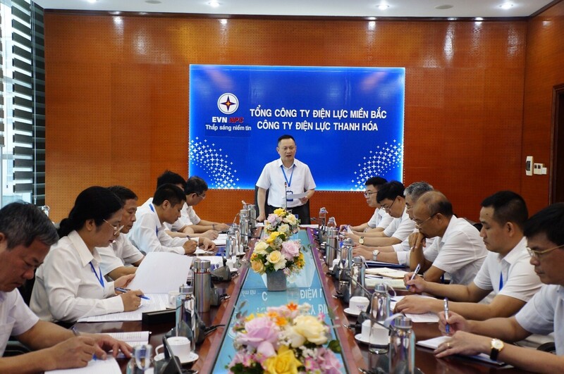 Ông Hoàng Hải - Giám đốc PC Thanh Hóa chủ trì phiên họp về triển khai phương án cấp điện đặc biệt, bảo đảm tuyệt đối an toàn cho Okvip69.com bán cá nổ hủ Đảng bộ tỉnh và các dịp lễ lớn