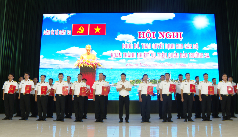 Trao quyết định cho cho cán bộ hoàn thành nhiệm vụ trên quần đảo Trường Sa. Ảnh: HQ