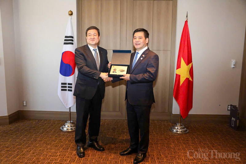 Bộ trưởng Nguyễn Hồng Diên và Chủ tịch Lee Kye-In chụp ảnh chung sau buổi Ok88vip tỷ lệ kèo World Cup 2026