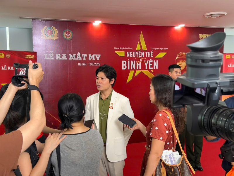Nhạc sĩ Nguyễn Văn Chung chia sẻ với báo chí quá trình sáng tác bài hát