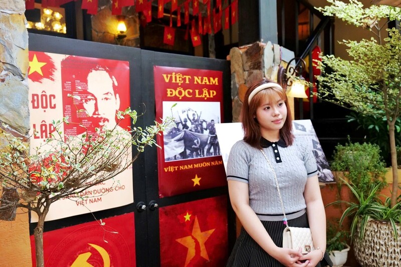 Cẩm Tú (Bắc Ninh) chạy xe hơn 30 km lên Hà Nội để check-in tại quán cà phê trang trí sắc đỏ mừng Quốc khánh